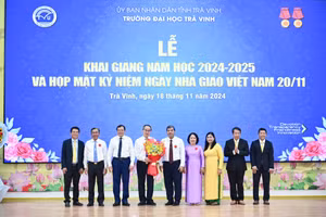 Lãnh đạo tỉnh và lãnh đạo Trường ĐH Trà Vinh tặng hoa và chụp ảnh lưu niệm cùng GS.TS Nguyễn Thiện Nhân.