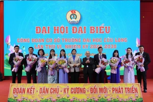 Đại biểu tặng hoa chúc mừng Ban chấp hành nhiệm kỳ mới.