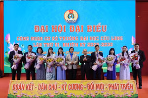 Đại biểu tặng hoa chúc mừng Ban chấp hành nhiệm kỳ mới.