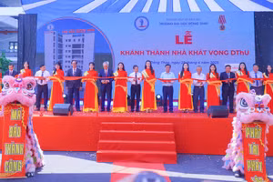 Đại biểu thực hiện nghi thức cắt băng khánh thành Nhà Khát vọng DThU.