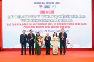 Đại biểu chụp ảnh lưu niệm tại Hội nghị.