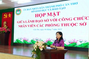 Bà Trần Thị Huyền, quyền Giám đốc Sở GD&ĐT TP Cần Thơ phát biểu tại buổi họp mặt.