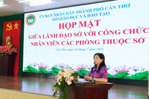 Bà Trần Thị Huyền, quyền Giám đốc Sở GD&ĐT TP Cần Thơ phát biểu tại buổi họp mặt.