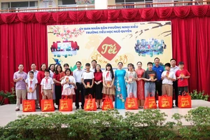 Bà Trần Thị Vĩnh Nghi, Bí thư Đảng ủy phường Ninh Kiều và bà Trần Thị Huyền, Quyền Giám đốc Sở GD&ĐT TP Cần Thơ trao quà Tết cho học sinh có hoàn cảnh khó khăn.