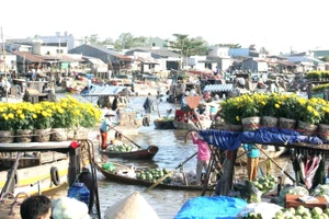 Khung cảnh chợ nổi Cái Răng (TP Cần Thơ). 