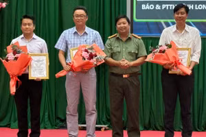 Đội của Trường ĐH Cửu Long (giữa) xuất sắc đoạt giải Nhất tại Diễn tập thực chiến An toàn an ninh mạng và ứng cứu sự cố tỉnh Vĩnh Long năm 2025.