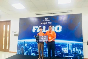 Em Trần Tiến Trung cùng thầy nhận giải Cuộc thi “Falgo 2025 - Đấu trường lập trình” được tổ chức tại Đại học FPT Cần Thơ.