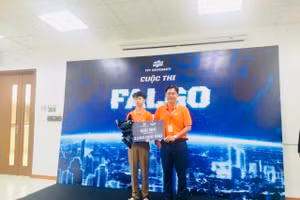 Em Trần Tiến Trung cùng thầy nhận giải Cuộc thi “Falgo 2025 - Đấu trường lập trình” được tổ chức tại Đại học FPT Cần Thơ.