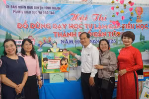 Lãnh đạo Sở GD&ĐT TP Cần Thơ thăm các gian hàng trưng bày sản phẩm tham gia Hội thi.