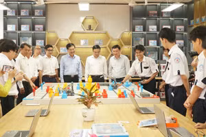 Đại biểu tham quan Phòng thực hành Giáo dục STEM tại Trường THPT chuyên Lý Tự Trọng.