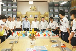 Đại biểu tham quan Phòng thực hành Giáo dục STEM tại Trường THPT chuyên Lý Tự Trọng.