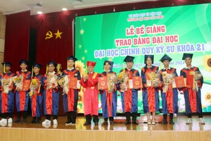 NGƯT.PGS.TS Lương Minh Cừ - Bí thư Đảng ủy, Hiệu trưởng Trường ĐH Cửu Long trao bằng cho tân kỹ sư tốt nghiệp loại xuất sắc năm 2024.