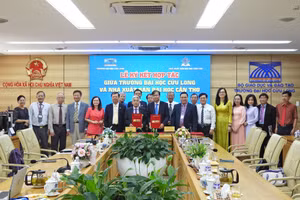 Nghi thức ký kết hợp tác giữa Trường Đại học Cửu Long và Nhà xuất bản Đại học Cần Thơ.