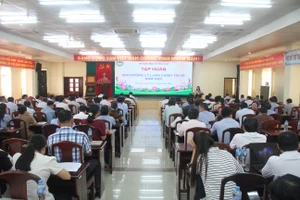Sở GD&ĐT TP Cần Thơ bồi dưỡng chính trị hè tại Sở GD&ĐT và các cơ sở giáo dục trực thuộc bằng hình thức trực tiếp và trực tuyến.