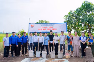 Thực hiện nghi thức khởi công “Ngôi nhà 5.000 đồng” cho sinh viên Nguyễn Tuấn Kiệt.