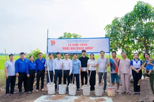 Thực hiện nghi thức khởi công “Ngôi nhà 5.000 đồng” cho sinh viên Nguyễn Tuấn Kiệt.