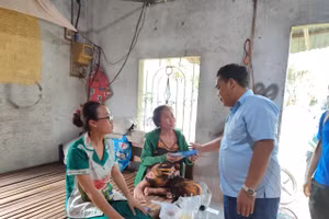 Đoàn công tác thăm hỏi, động viên em Lệ Quyên và gia đình.