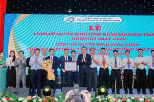 Thứ trưởng Nguyễn Văn Phúc trao quyết định công nhận Hội đồng Trường, nhiệm kỳ 2024 - 2029.
