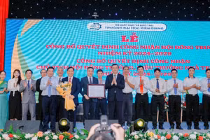 Thứ trưởng Nguyễn Văn Phúc trao quyết định công nhận Hội đồng Trường, nhiệm kỳ 2024 - 2029.