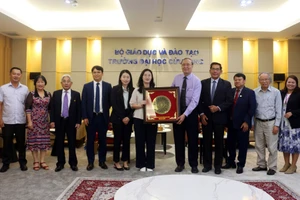 Lãnh đạo Trường ĐH Cửu Long tặng quà lưu niệm cho đoàn công tác Tổng lãnh sự quán Hàn Quốc tại TPHCM.