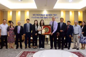 Lãnh đạo Trường ĐH Cửu Long tặng quà lưu niệm cho đoàn công tác Tổng lãnh sự quán Hàn Quốc tại TPHCM.