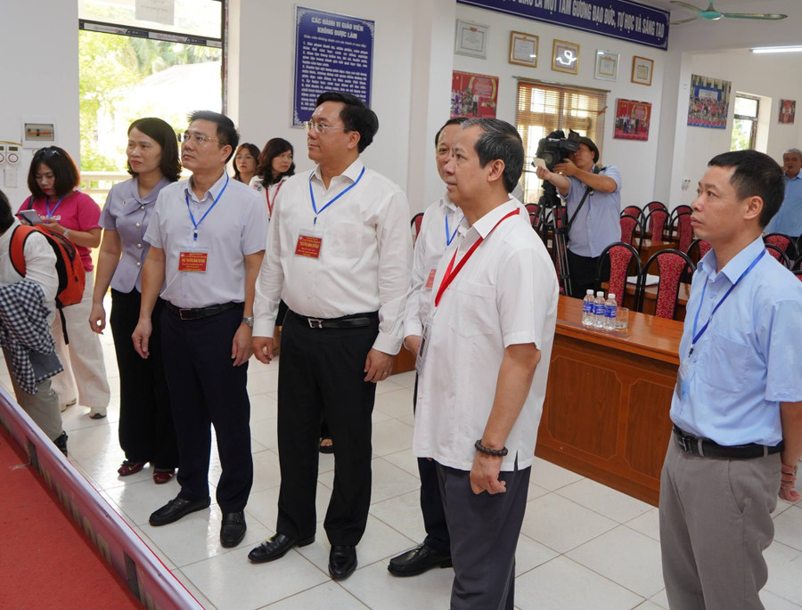 Sáng nay (26/6), Bộ trưởng Bộ Giáo dục và Đào tạo đã đi kiểm tra công tác tổ chức thi tại một số điểm thi của tỉnh Vĩnh Phúc. img-9023.jpg