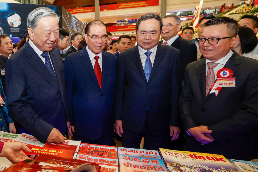 Tổng Bí thư Tô Lâm, Chủ tịch Quốc hội Trần Thanh Mẫn, nguyên Tổng Bí thư Nông Đức Mạnh, Chủ tịch Hội Nhà báo Lê Quốc Minh tham quan gian trưng bày của TTXVN. img-8910.jpg
