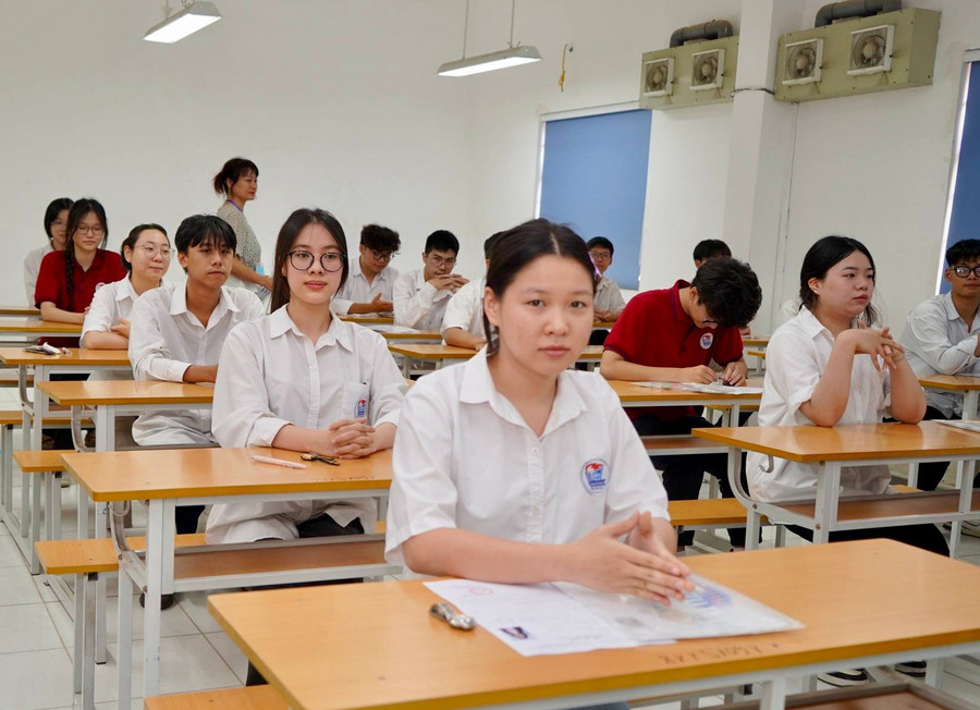 Tổng số cán bộ làm việc tại điểm thi là gần 100 người trong đó có 51 cán bộ coi thi. img-9030.jpg