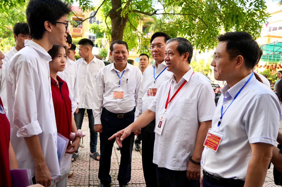 Nhằm giảm bớt căng thẳng cho thí sinh, Bộ trưởng Nguyễn Kim Sơn đã hỏi han, động viên các em ngay tại phòng thi trước giờ phát đề. dsc00113.jpg