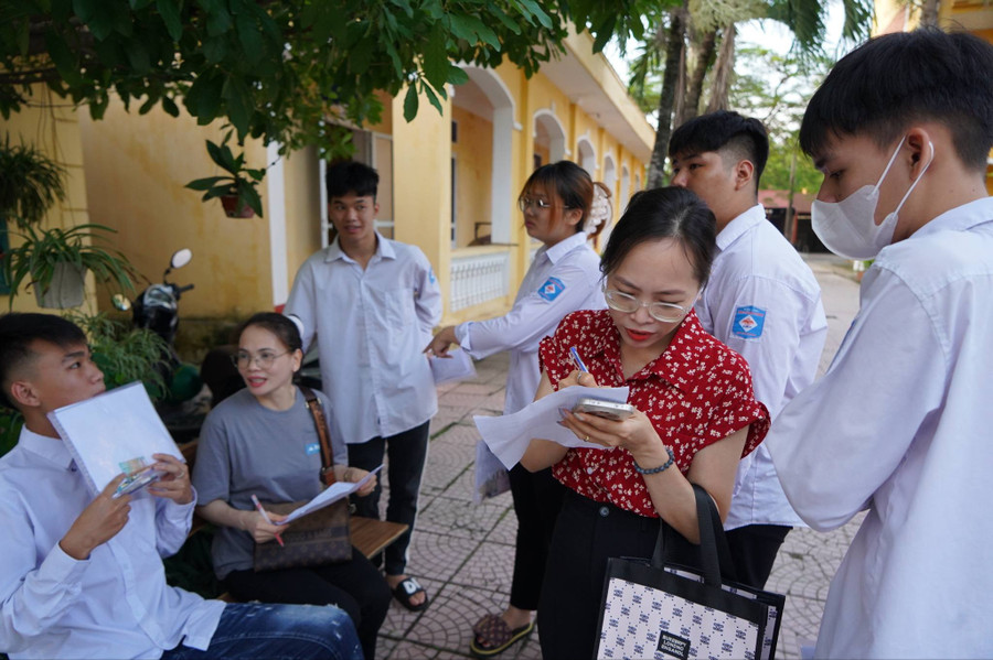 Hai cô giáo Thu Hằng và Thùy Linh (Trường CĐ CN và TM) động viên học sinh trước giờ vào phòng thi. img-9026.jpg