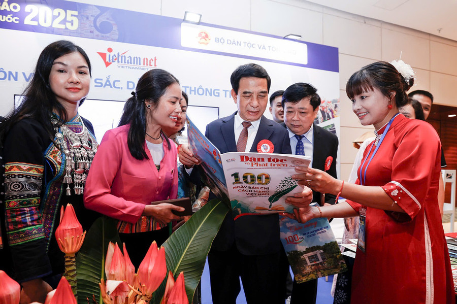 Bộ trưởng Phan Văn Giang tham quan gian trưng bày của báo Vietnamnet. img-8909.jpg