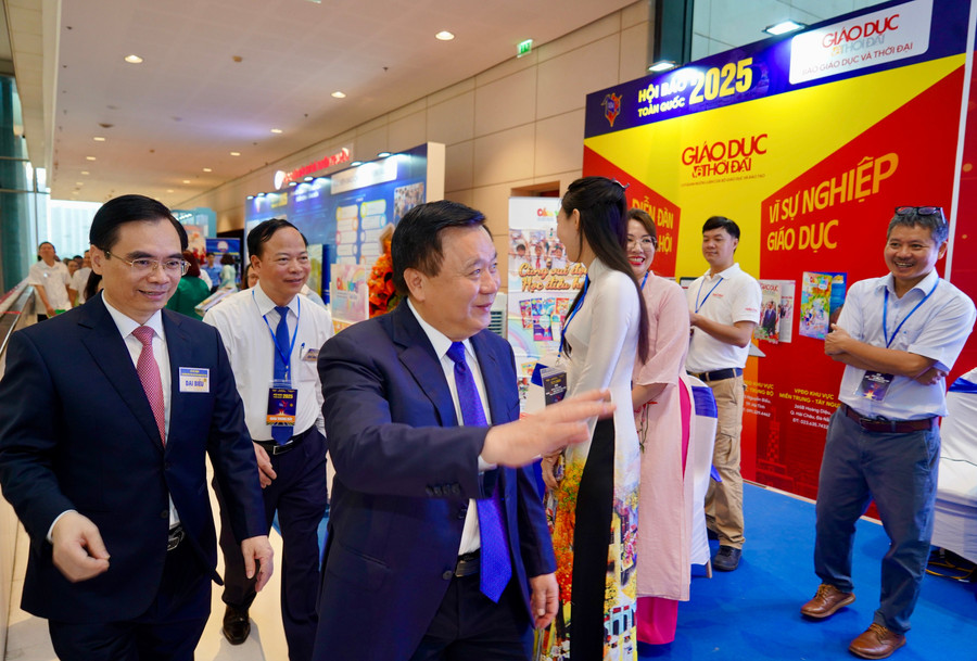 Ông Nguyễn Xuân Thắng - Ủy viên Bộ Chính trị, Giám đốc Học viện Chính trị Quốc gia HCM tham quan gian trưng bày của Báo Giáo dục và Thời đại. dsc09429.jpg