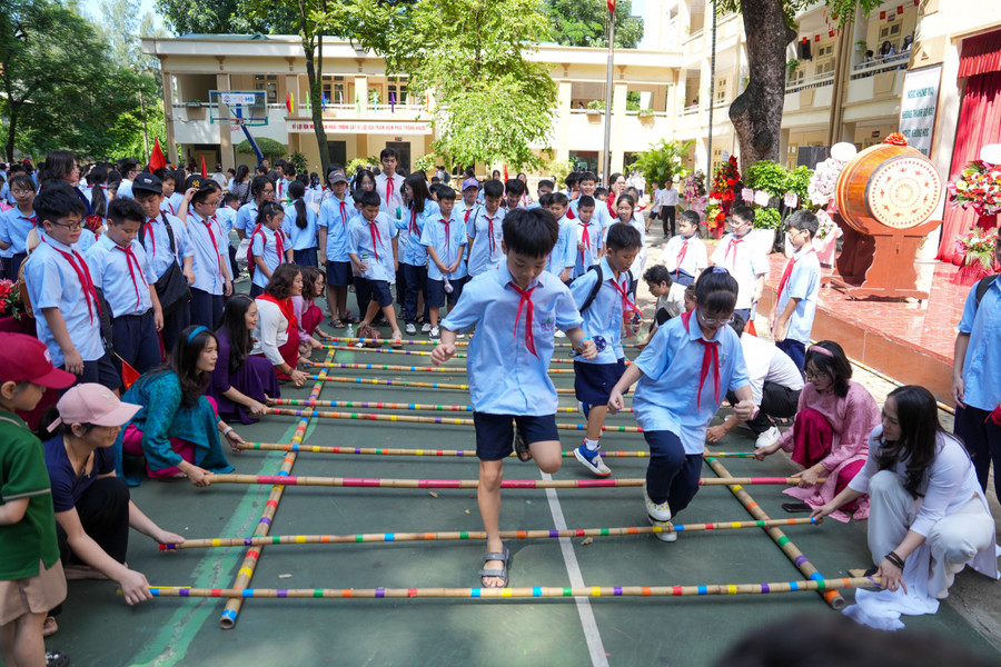 Sau phần thi kéo co, thầy và trò cùng tham gia giao lưu nhảy sạp, thể hiện sự dẻo dai, sáng tạo và gắn kết. dsc08754.jpg