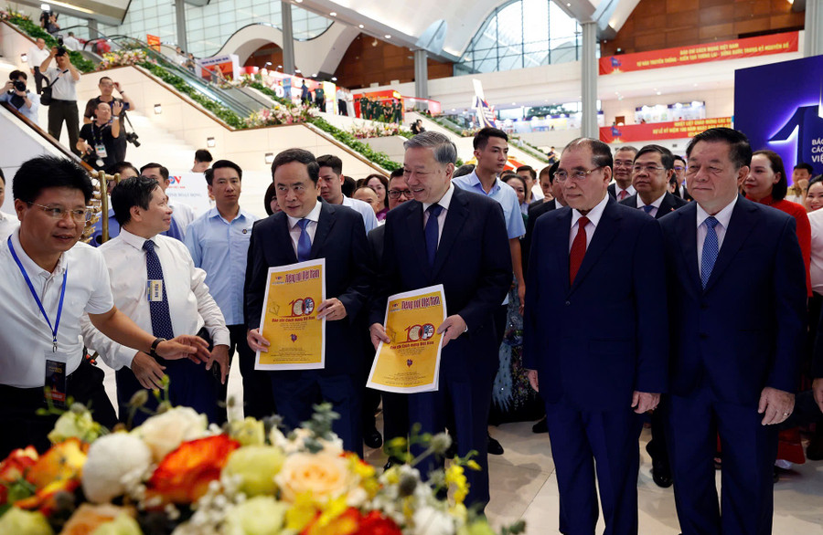 Các đồng chí lãnh đạo Đảng, Nhà nước dành nhiều thời gian tham quan các gian trưng bày. img-8912.jpg