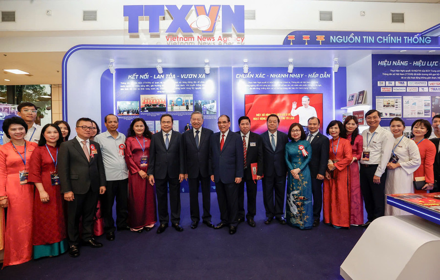 Các gian trưng bày của Hội báo Toàn quốc 2025 thiết kế đơn giản và hiện đại. img-8911.jpg