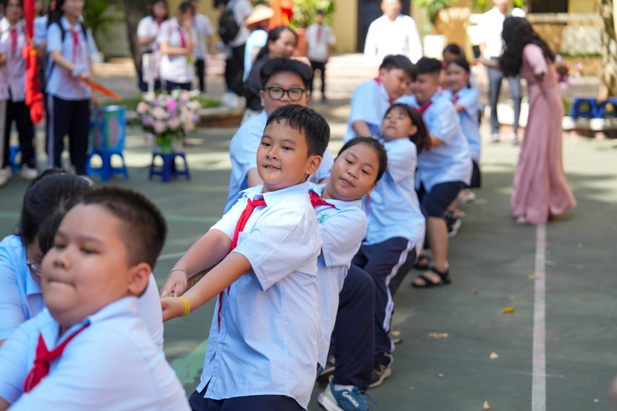 Học sinh toàn trường trở thành cổ động viên nhiệt tình, tạo nên bầu không khí sôi nổi, tiếp thêm sức mạnh cho các “đấu sĩ nhí”. dsc08678.jpg