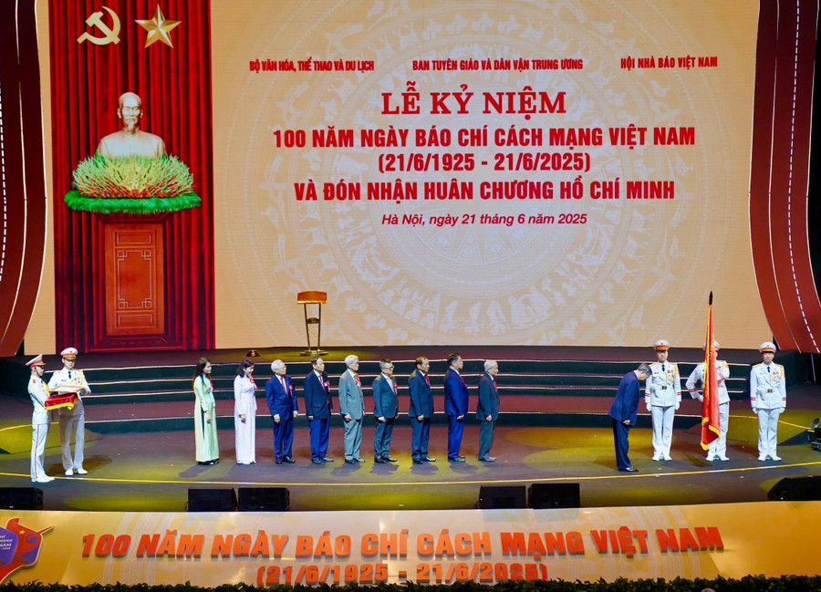 Nhân dịp này, Tổng Bí thư Tô Lâm thay mặt Đảng, Nhà nước trao Huân chương Hồ Chí Minh cho báo chí cách mạng Việt Nam. img-8915.jpg