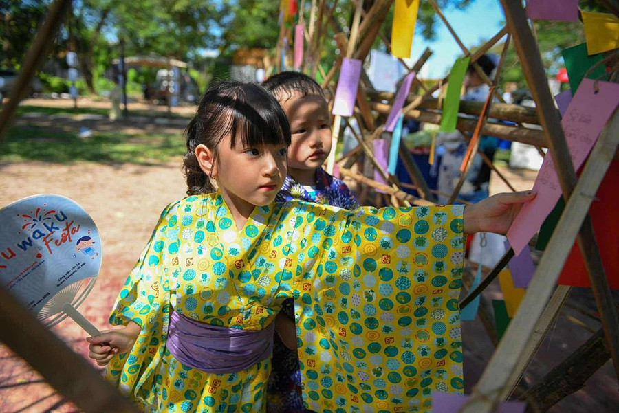 Không gian giao lưu văn hóa Việt - Nhật bao gồm hoạt động khoác trang phục Yukata, chụp ảnh lưu niệm, gấp origami và tham gia học tập sáng tạo qua trò chơi của Việt Nam và Nhật Bản. Khu vực này giúp người tham dự tìm hiểu những nét đặc trưng trong văn hóa của hai quốc gia. 8.jpg