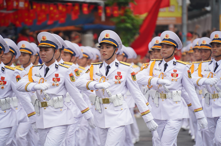 Các bước chân đều tăm tắp bước qua từng con phố của Hà Nội. dsc00316.jpg