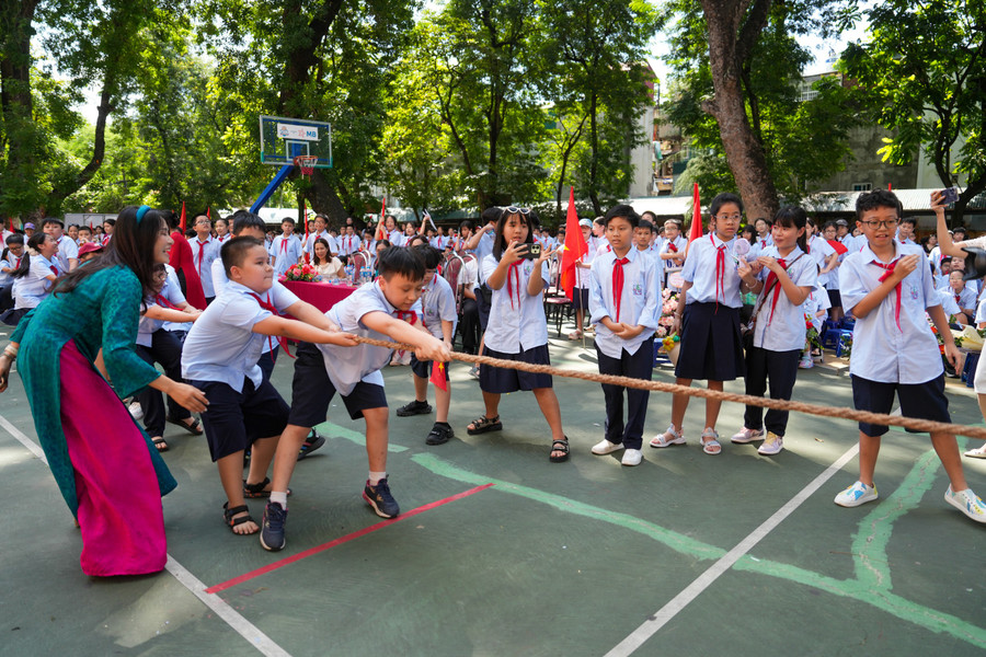 Sau buổi lễ khai giảng được tiếp sóng trực tiếp, các học sinh khối 6 bước vào trận chung kết giao lưu kéo co. Đây hoạt động thường niên diễn ra vào ngày khai giảng của trường THCS Đống Đa nhằm tăng sự gắn kết, làm quen trường mới, bạn mới. dsc08701.jpg