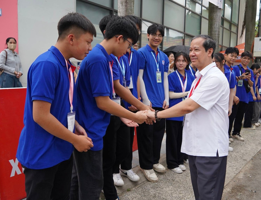 Lực lượng tình nguyện viên được huy động đông đảo để tiếp sức, động viên tinh thần thí sinh. img-9024.jpg