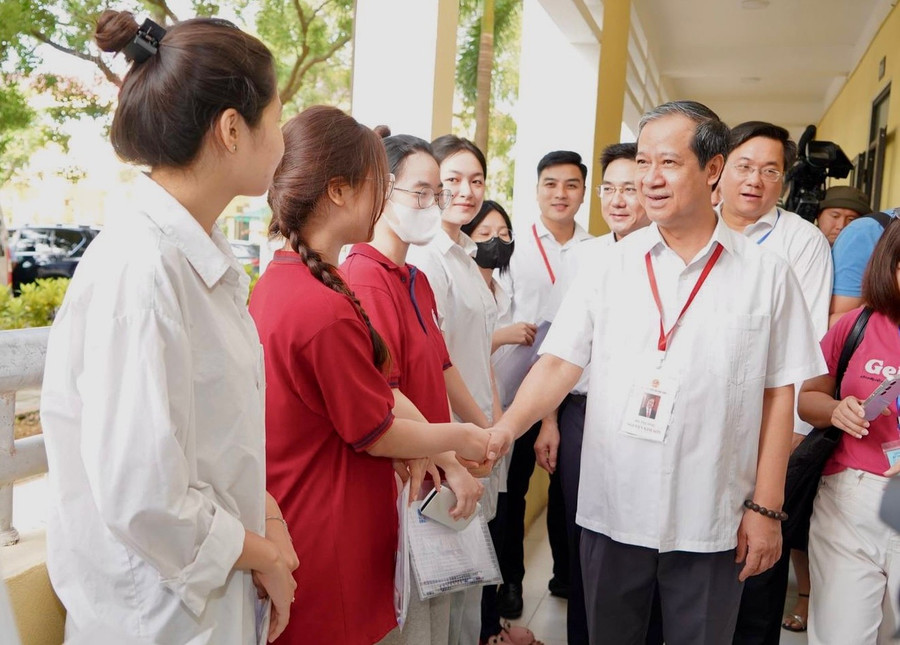 Nhận được sự động viên của Bộ trưởng Bộ Giáo dục và Đào tạo là món quà tinh thần ý nghĩa cho thí sinh trước khi bước vào phòng thi. img-9027.jpg