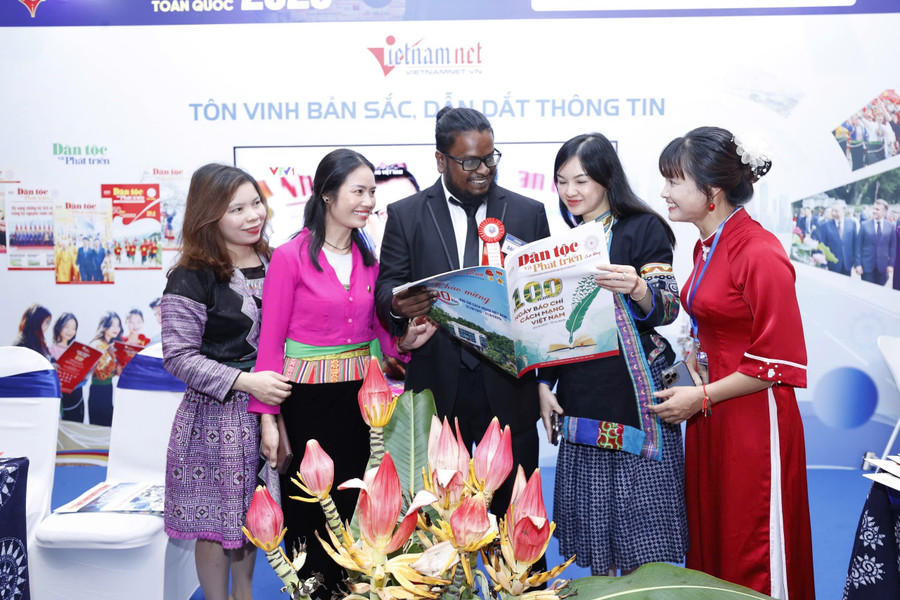 Nhiều nhà báo, tổ chức báo chí quốc tế cũng tới tham dự Hội báo. img-8907.jpg