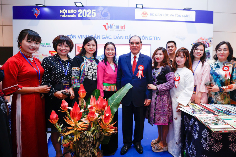 Nguyên Tổng Bí thư Nông Đức Mạnh tham quan gian trưng bày của báo Vietnamnet. img-8908.jpg