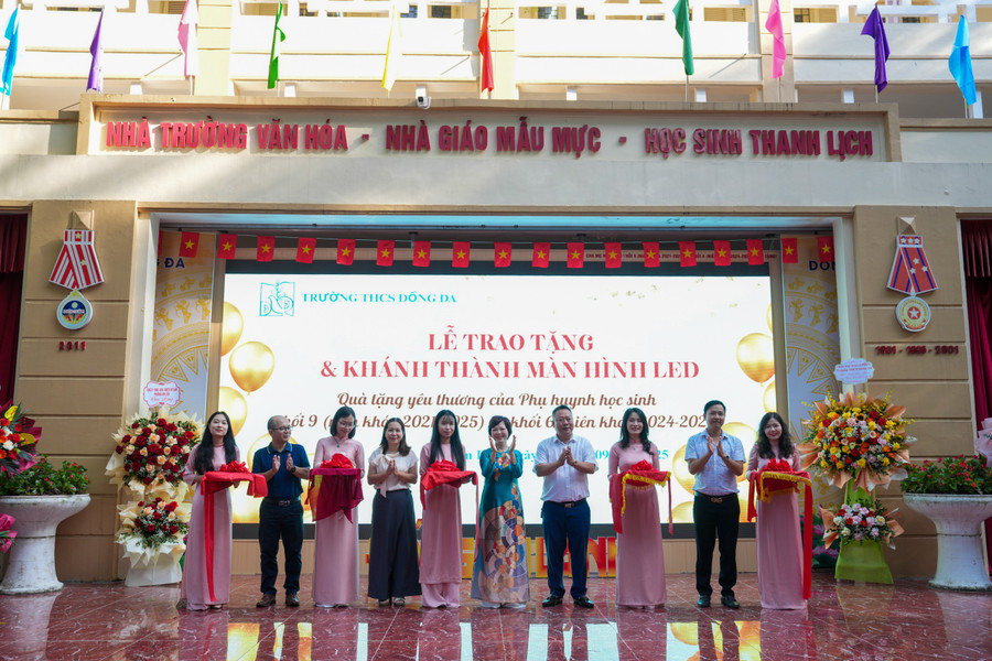 Sáng 5/9, Trường THCS Đống Đa (Hà Nội) tổ chức Lễ khai giảng năm học 2025 – 2026. Buổi lễ diễn ra ngắn gọn, nhưng tràn đầy cảm xúc và để lại dấu ấn trong lòng thầy cô, học sinh cùng phụ huynh. Sau phần lễ, nhiều hoạt động vui tươi, giàu ý nghĩa đã diễn ra, mở đầu một năm học hứa hẹn nhiều thành công. dsc08554.jpg
