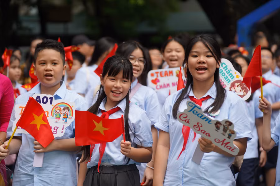 Nụ cười tươi rói ngày tựu trường của học sinh lớp 6