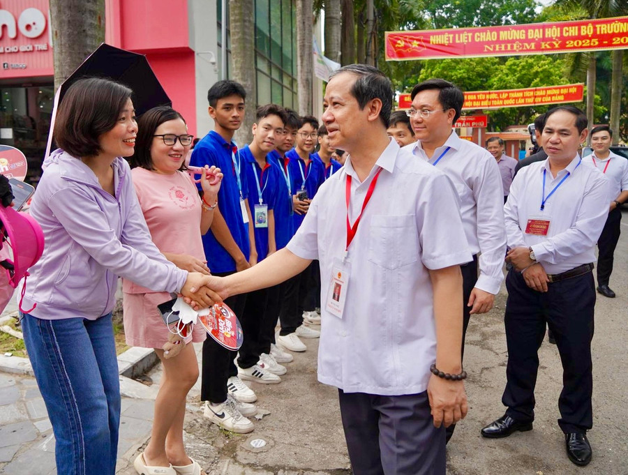 Các vị phụ huynh có con thi năm nay cũng không khỏi hồi hộp chờ đợi ngoài cổng trường. img-9022.jpg