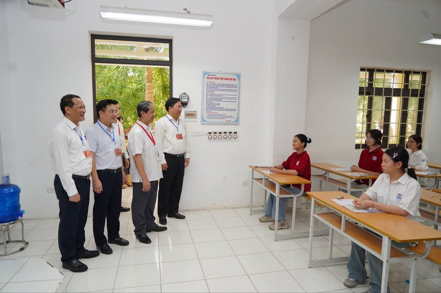 Tại điểm thi Trường THPT Hai Bà Trưng (tỉnh Vĩnh Phúc), Bộ trưởng Nguyễn Kim Sơn cùng đoàn công tác của Bộ Giáo dục và Đào tạo đã tới các phòng thi kiểm tra điều kiện ánh sáng, điều hoà, quạt... trước giờ thi. img-9025.jpg