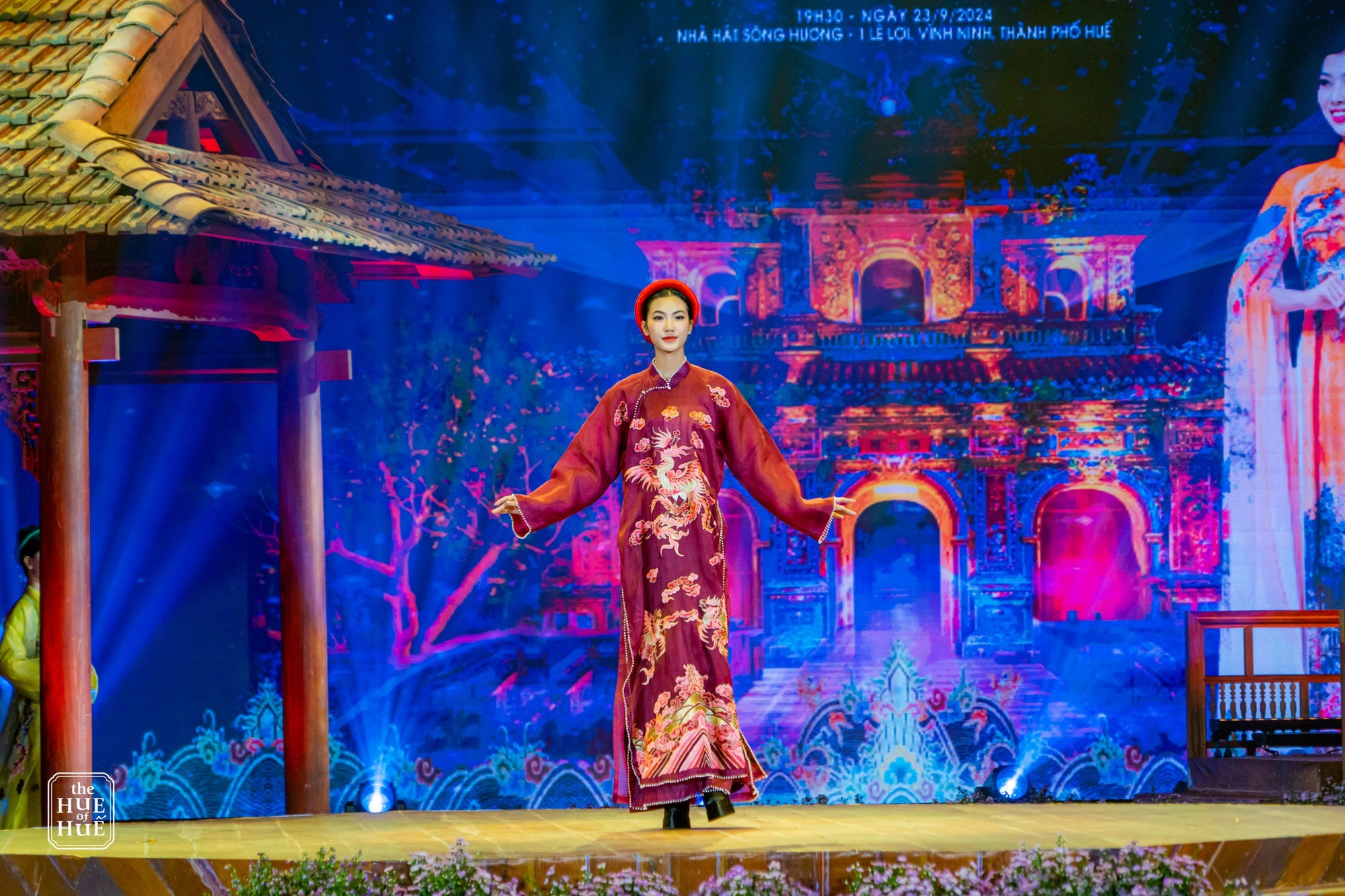 Mỗi bộ sưu tập đều gắn với chuyện kể về chim phụng hoàng, biểu tượng vĩnh cửu của cái đẹp, sự duyên dáng, đức hạnh và hạnh phúc. 12.jpg
