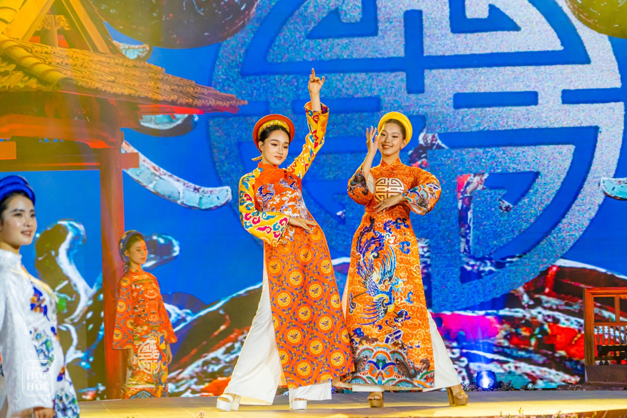 Từ nghệ thuật truyền thống, linh vật Phụng đi vào mỹ thuật cung đình, biểu trưng cho khát vọng may mắn, tươi vui, hạnh phúc, thái bình, thịnh trị. 15.jpg
